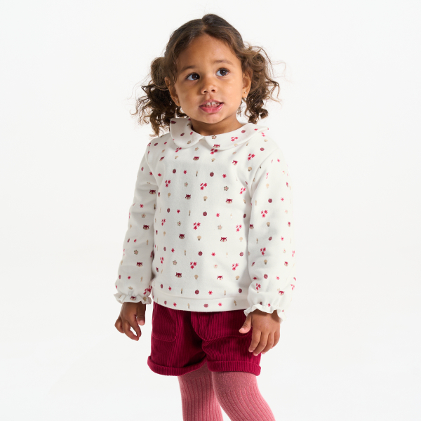 سترة من الصوف الناعم منمق برسوم باللون الأبيض مطرّز للفتيات الصغيرات